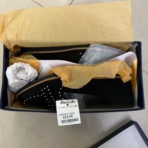 ✨🖤NWT Black flats with silver studs🖤✨